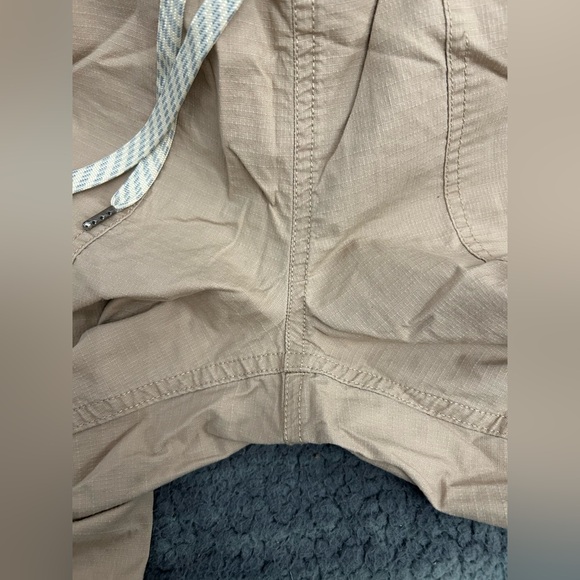 Vuori pants women’s size XSmall tan color - Picture 5 of 8